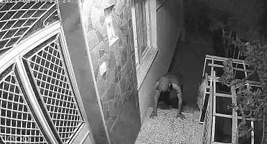 Sensörlü lambanın hırsızları püskürtmesi güvenlik kamerasına yansıdı