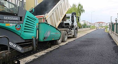 Serdivan'da sıcak asfalt çalışmaları devam ediyor