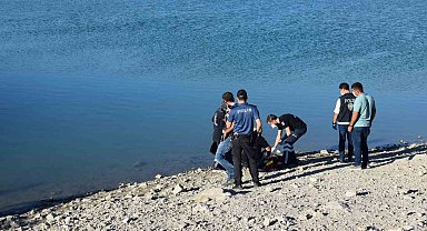 Serinlemek için girdiği gölette boğuldu