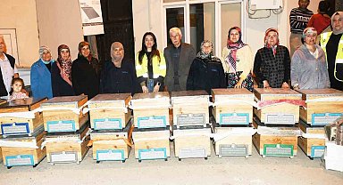 Sertifikalarını alan kursiyerlere içinde arı olan kovanlar dağıtıldı