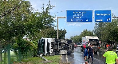 Servis otobüsü devrildi, 15 otel çalışanı yaralandı