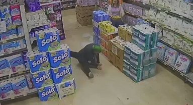 Sevdiği şarkıyı duyan yaşlı kadın, marketin ortasında dans şovu yaptı