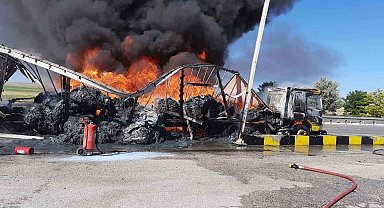 Seyir halindeki kumaş yüklü tır alev alev yandı