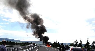 Seyir halindeki otomobil alev alev yandı