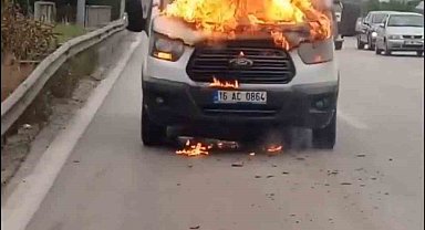 Seyir halindeki servis minibüsü alev alev yandı