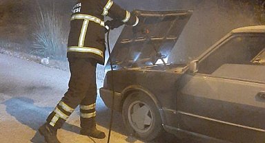 Seyir halindeyken motor kısmında yangın çıkan otomobilde hasar oluştu