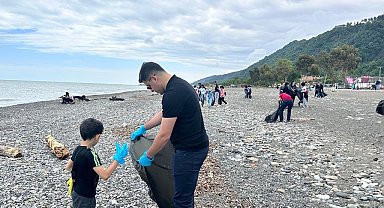 Sezon öncesinde vatandaşlar Karadeniz sahilini temizledi