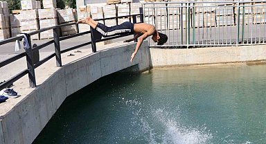 Sıcaklar arttı tehlike başladı, çocuklar sulama kanalında yüzüp kaldırımda güneşlendi