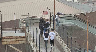 Şiddetli rüzgar zor anlar yaşattı, sağanak yolları göle çevirdi