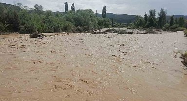 Şiddetli sağanak hayatı felç etti, tarım arazileri zarar gördü