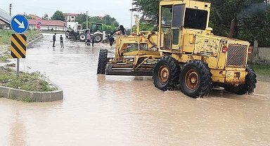 Şiddetli sağanak hayatı felç etti, tarım arazileri zarar gördü