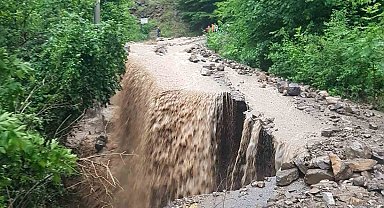 Şiddetli yağmur yolu çökertti, sular adeta şelale gibi aktı