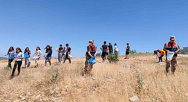 Siirt'te jandarma ve öğrenciler Botan Vadisi'nde çevre temizliği yaptı