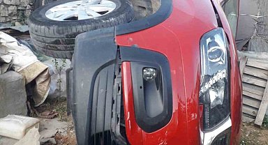 Siirt'te kontrolden çıkan araç bir evin bahçesine uçtu