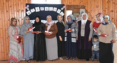 Siirt'te okuma yazma öğrenen kadınlar sertifika almanın mutluluğunu yaşadı