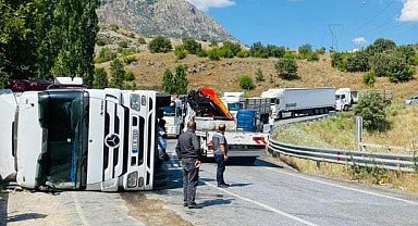 Siirt'te tır devrildi: Sürücü kazayı yara almadan atlattı