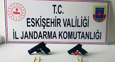 Silahlarını satamadan yakalandı