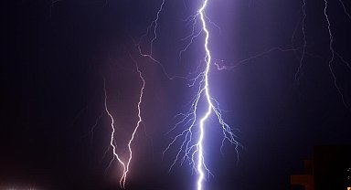 Şimşeğin su ile buluştuğu o an fotoğraflanıp ölümsüzleştirildi