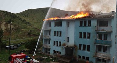 Şimşek çaktı, sökülen çatı alev aldı