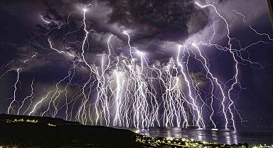 Şimşeklerin yolculuğu kameraya yansıdı