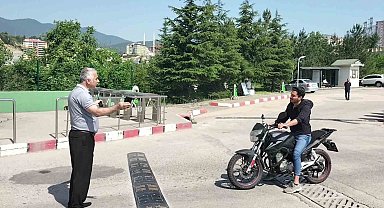 Sınav saatini kaçıran aday güvenlik görevlisine bela okudu