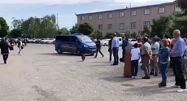 Sınava geç kalan depremzede öğrenciyi jandarma yetiştirdi