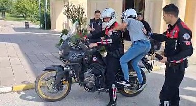 Sınava geç kalan öğrencilerin imdadına polis ekipleri yetişti