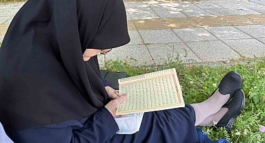 Sınava giren torununu Kur'an-ı Kerim okuyarak bekledi