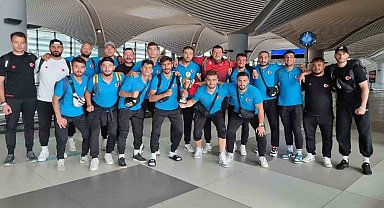 Sırbistan'da şampiyon olan Ragbi Milli Takımı yurda döndü