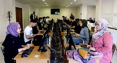 Sivas'ta katip adayları klavye sınavında ter döktü