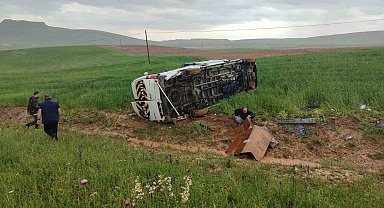 Sivas'ta minibüs tarlaya uçtu: 13 yaralı