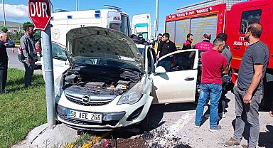 Sivas'ta tır ile otomobil çarpıştı: 4 yaralı