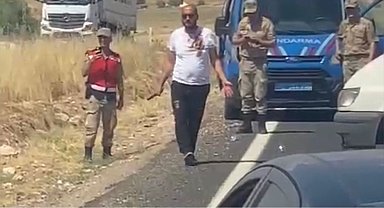 Siverek'te bıçakla kendini yaralayıp yolu kapatan şahsa meydan dayağı