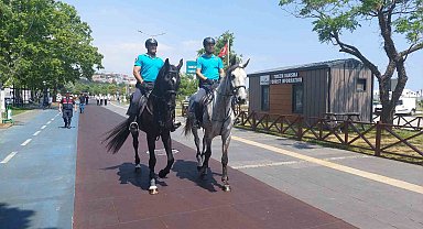 Sokakta atlı jandarmaları görenler hayret etti