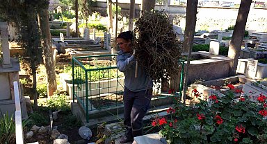 Söke Belediyesi'nden Bayram öncesi mezarlık temizlikleri
