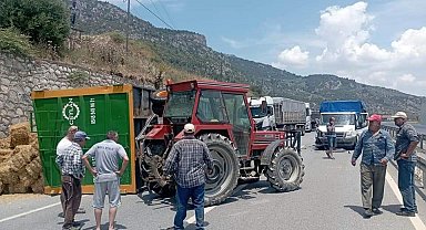 Söke'de saman yüklü traktör devrildi