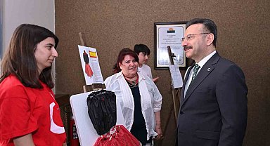 Sökeli öğrencilerden şemsiye kumaşından etek, bin düğmeden tablo