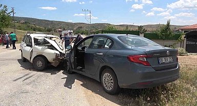 Sollama yaptı, karşıdan gelen araçla kafa kafaya çarpıştı: 4 yaralı