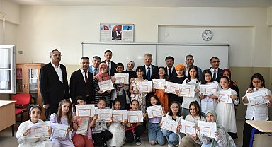 Son ders zili çaldı, öğrenciler karnelerini aldı