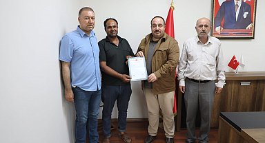 Söz verdiği tapular dağıtmaya başladı