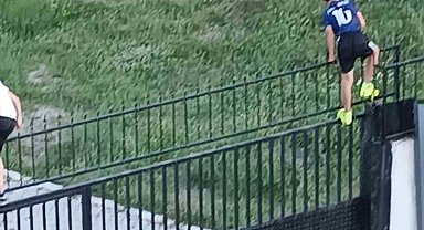 Stadın demir korkuluklarından atlayan gençler tehlikeye aldırmıyor