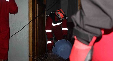 Su basan evleri temizlemek için canla başla çalıştılar