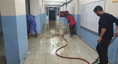 Su basan okulda temizlik çalışmaları başladı