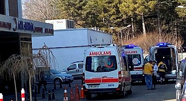 Su taşkınında kontrolden çıkan minibüs devrildi: 6 yaralı