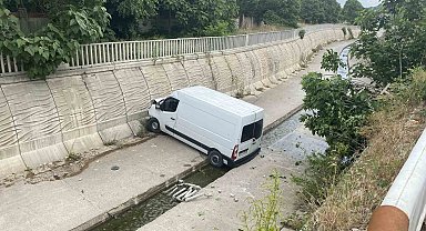 Sultanbeyli'de park halindeki kamyonet dereye düştü
