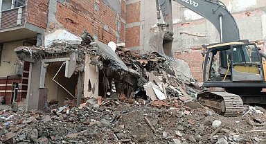 Sultangazi'de 3 binada hasar oluştu, vatandaşlar tahliye edildi