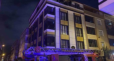 Sultangazi'de 4 katlı binanın çatı katı alev alev yandı