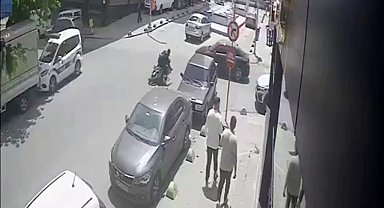 Sultangazi'de feci kaza kamerada: Motosikletlinin kaskı kafasından fırladı