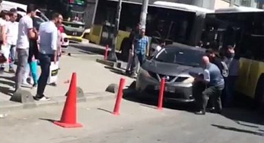 Sultangazi'de hatalı park yapan sürücü trafiği kilitledi: Vatandaşlar tepki gösterdi