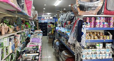 Sultangazi'de hırsızlar petshoptan çaldıkları kuşları montun cebine sakladı: O anlar kamerada